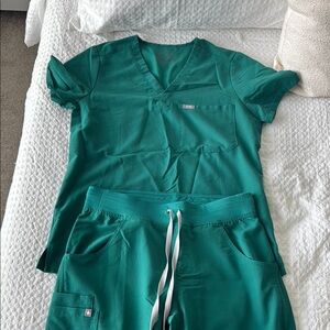 Figs Green Scrub Set with V-Neck Top and Drawstring Pants
